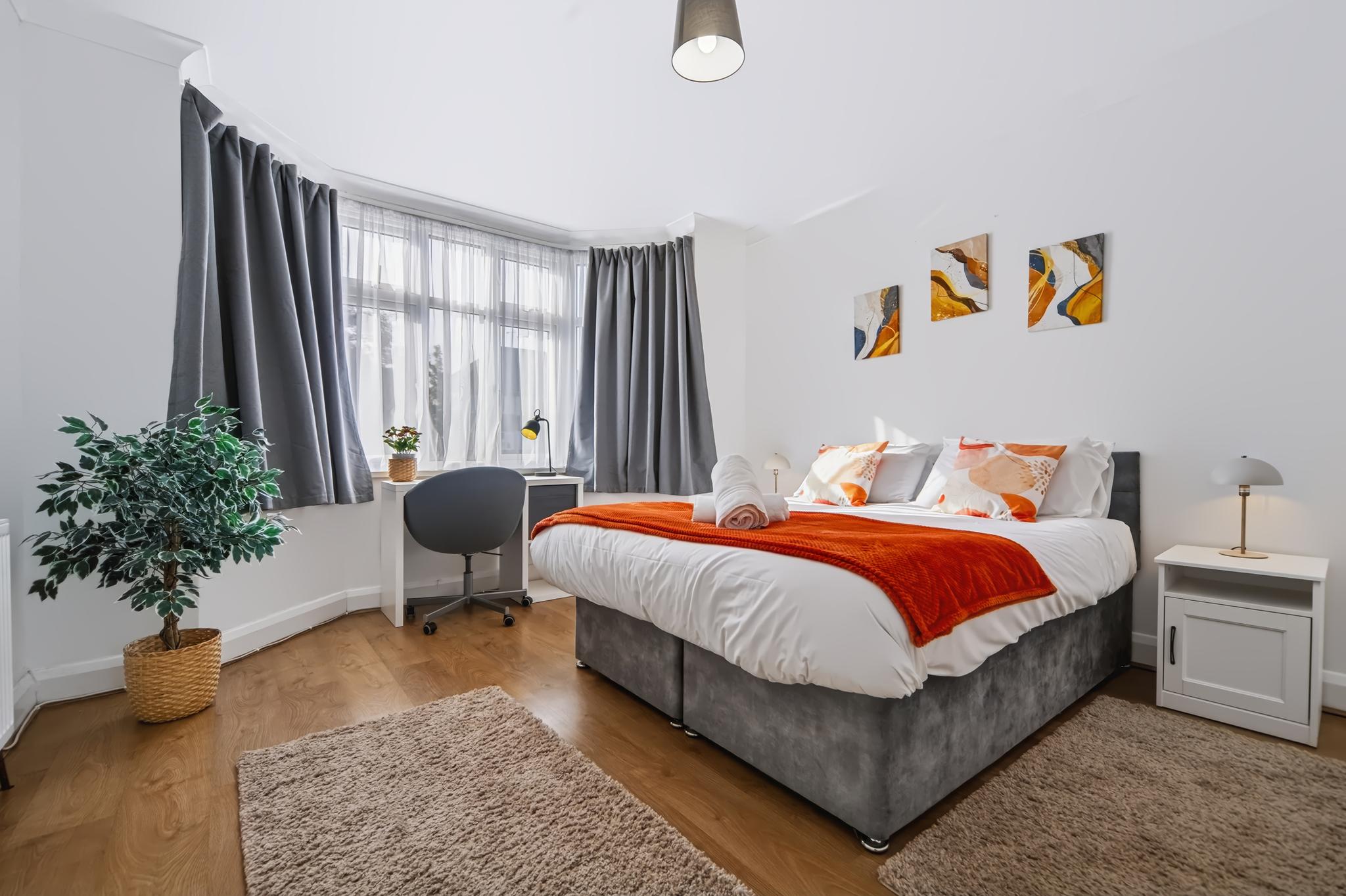 5 Bed Coventry House | Sleeps 9 | Parking 4 Cars
