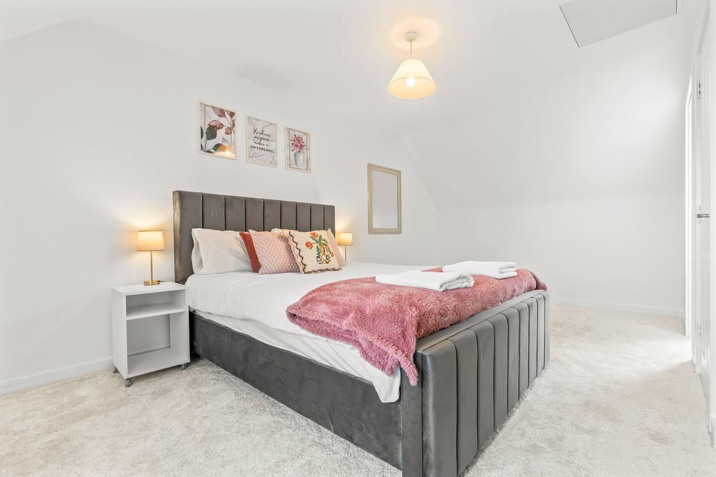 Modern 4-Bed Close to Jaguar Whitley & City Centre5