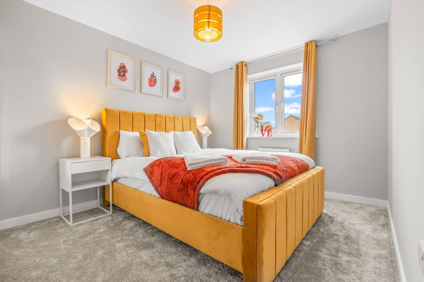 Modern 4-Bed Close to Jaguar Whitley & City Centre