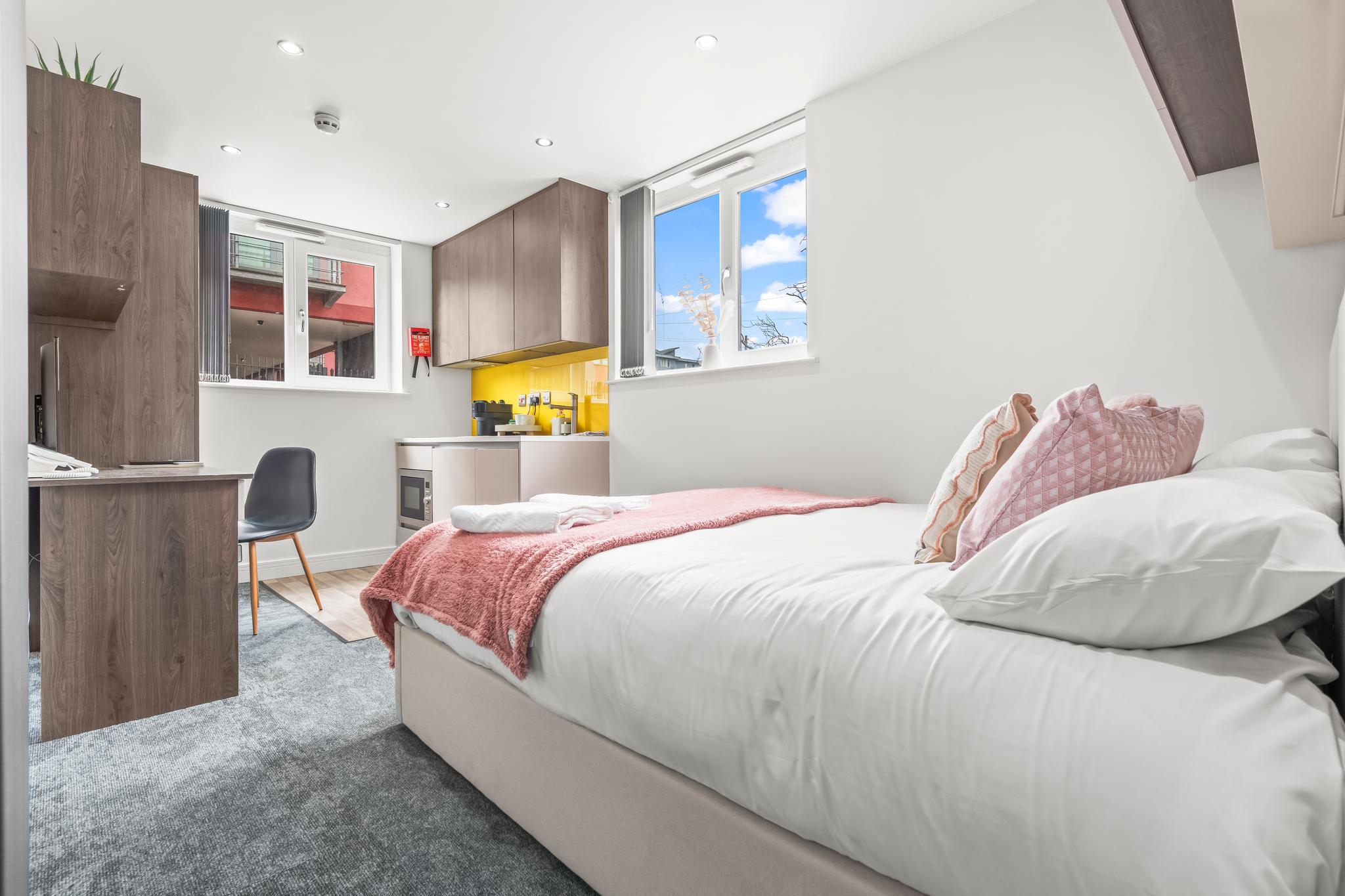 Contemporary Comfort Steps from Ricoh Arena