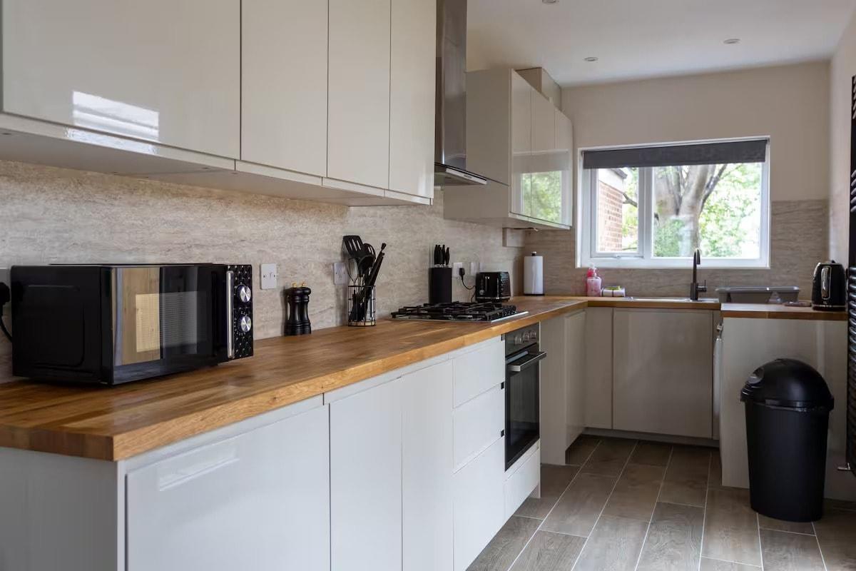 Spacious 4bed City Centre Home, Free Parking &Wifi4