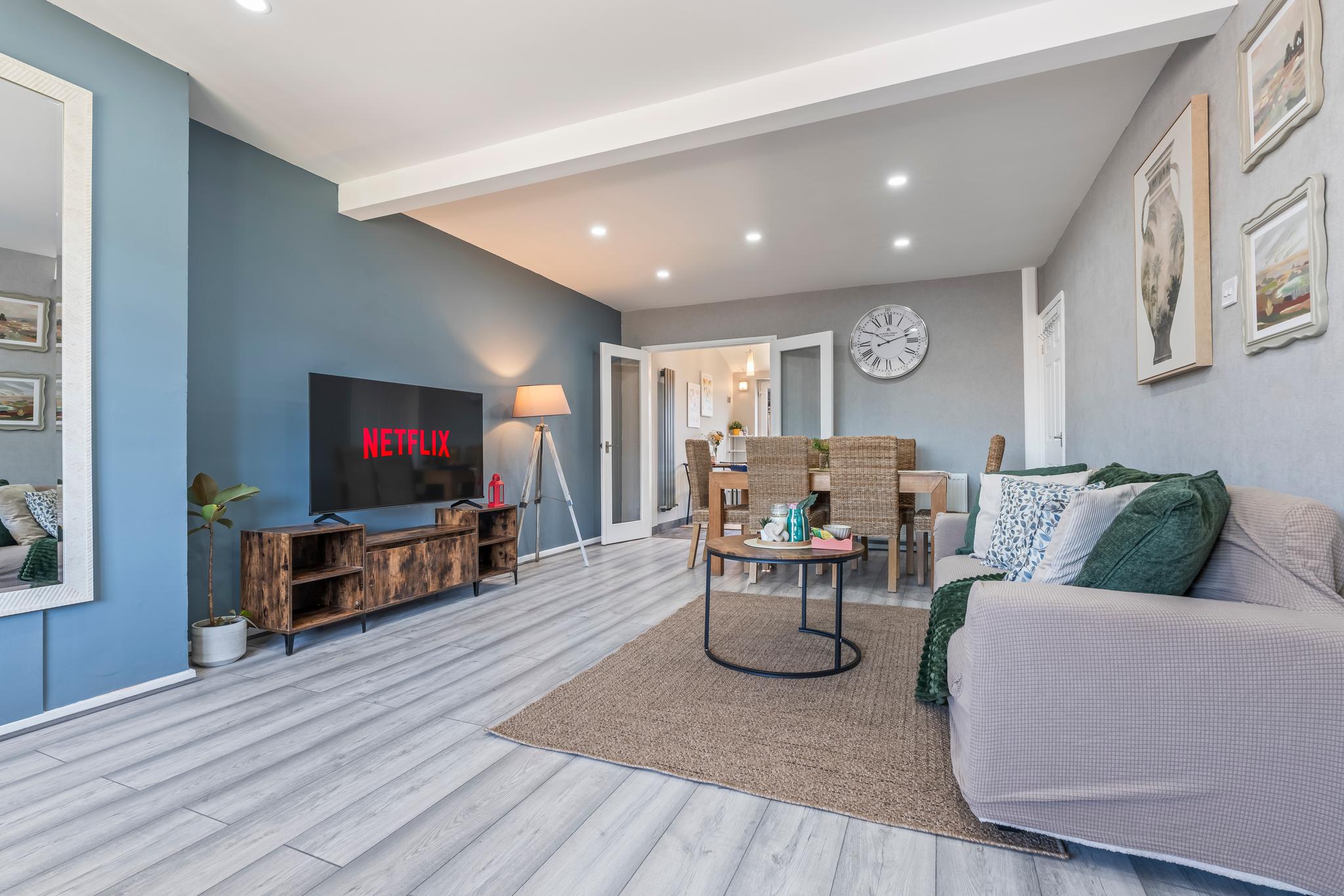 Modern House | Fast Wifi | Private Parking | UHCW
