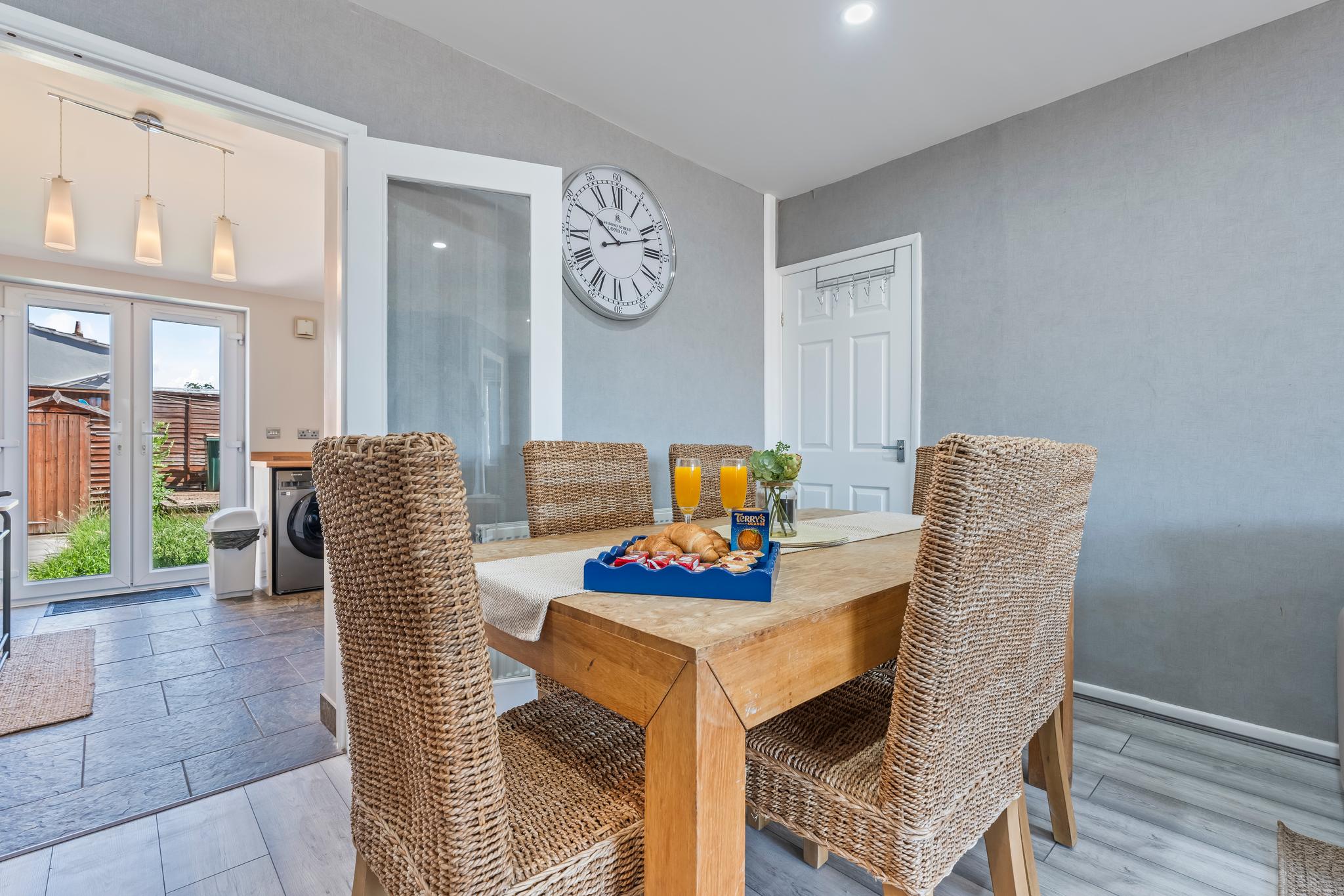 Modern House | Fast Wifi | Private Parking | UHCW4