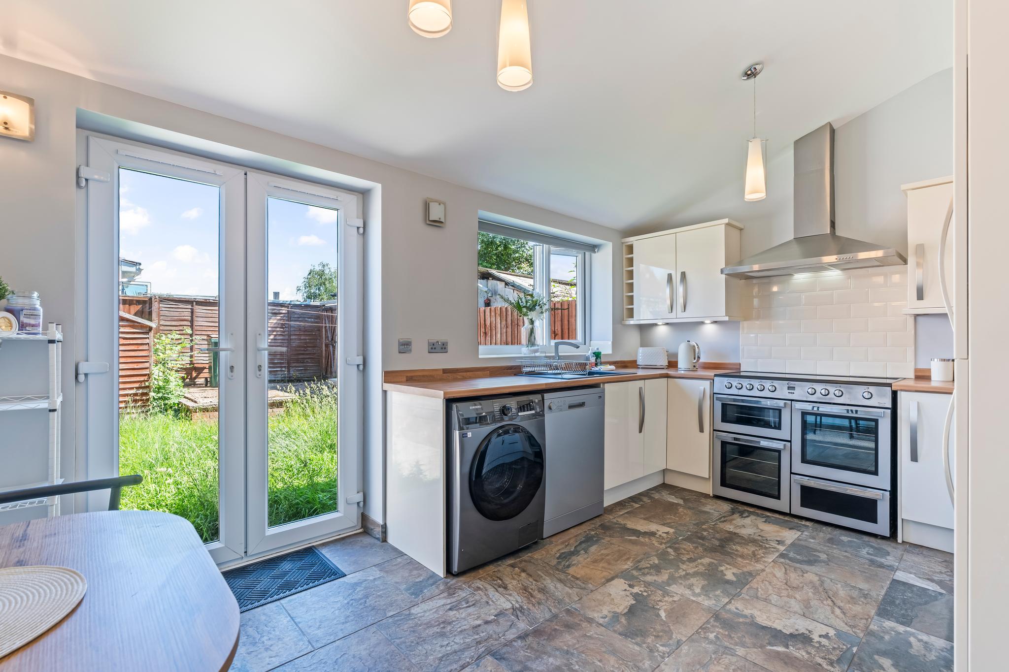 Modern House | Fast Wifi | Private Parking | UHCW3