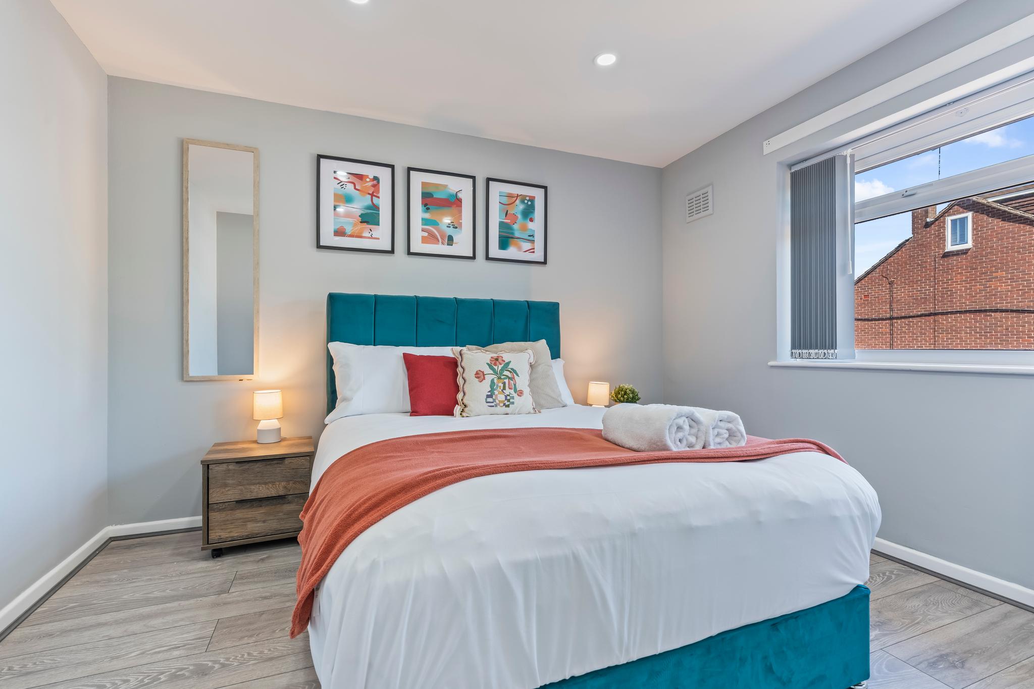 Modern House | Fast Wifi | Private Parking | UHCW5