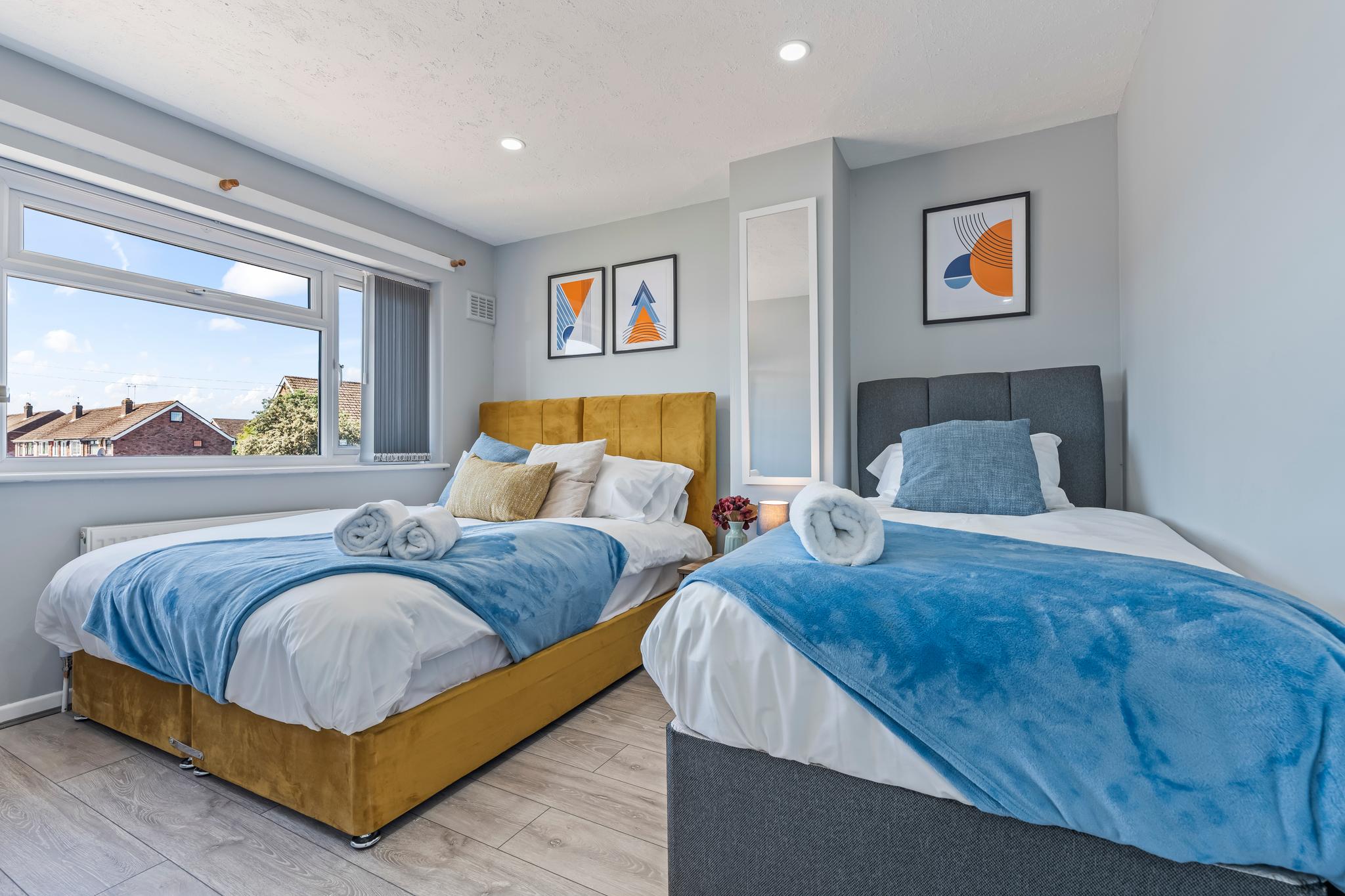 Modern House | Fast Wifi | Private Parking | UHCW6