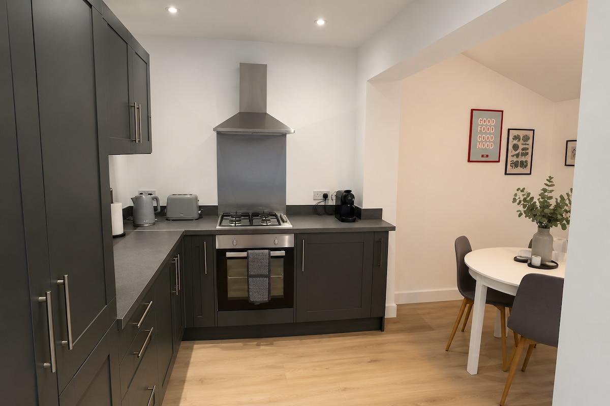 New 3BR House | Parking | Near CBS Arena | UHCW2