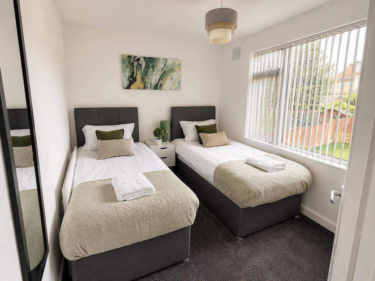 New 3BR House | Parking | Near CBS Arena | UHCW5