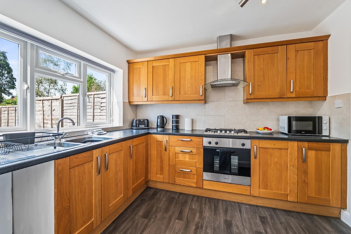 4BR Home | JLR, NEC & Airport | 6 Beds | HS24
