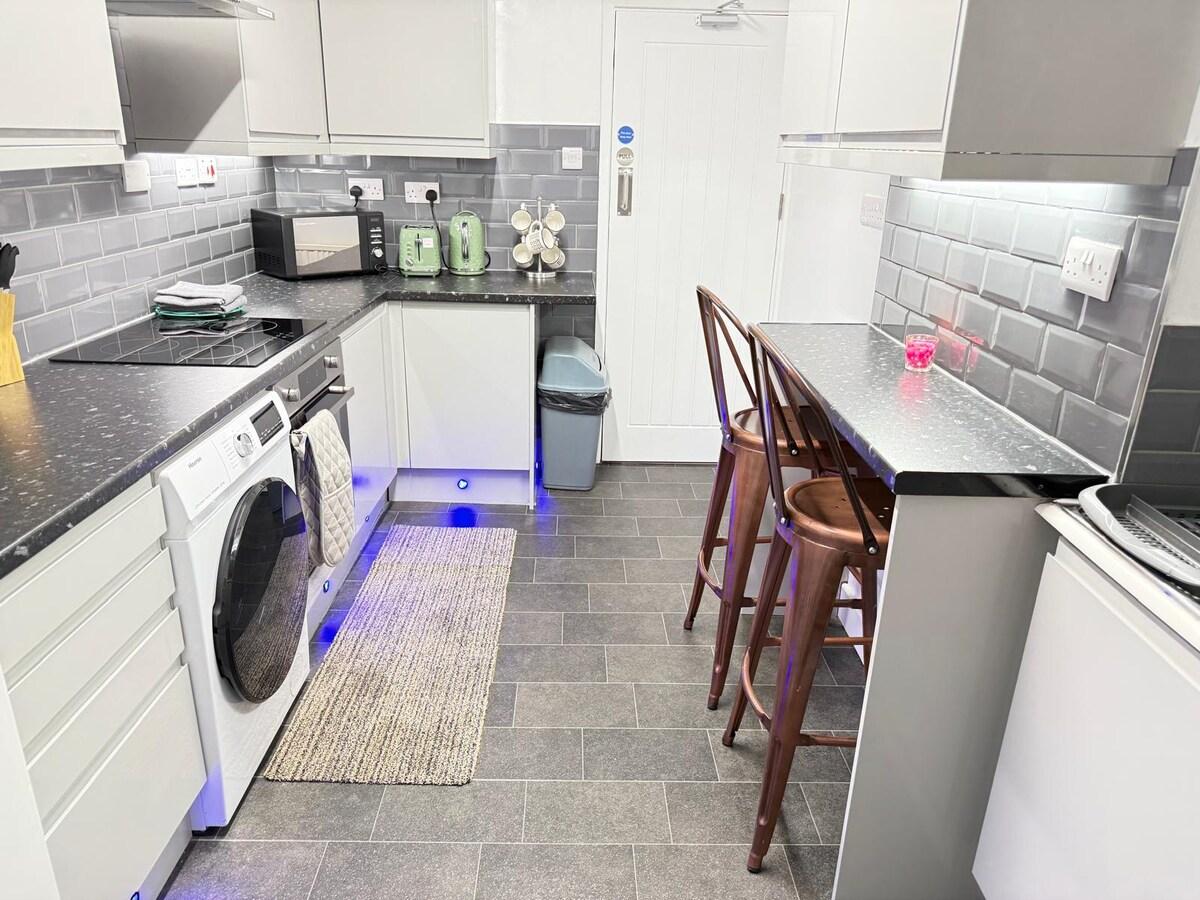 Spacious 4 Bed Home | Garden & Private Parking2