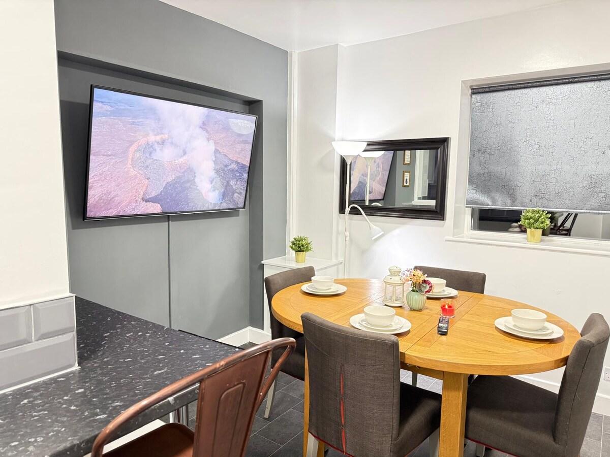 Spacious 4 Bed Home | Garden & Private Parking3