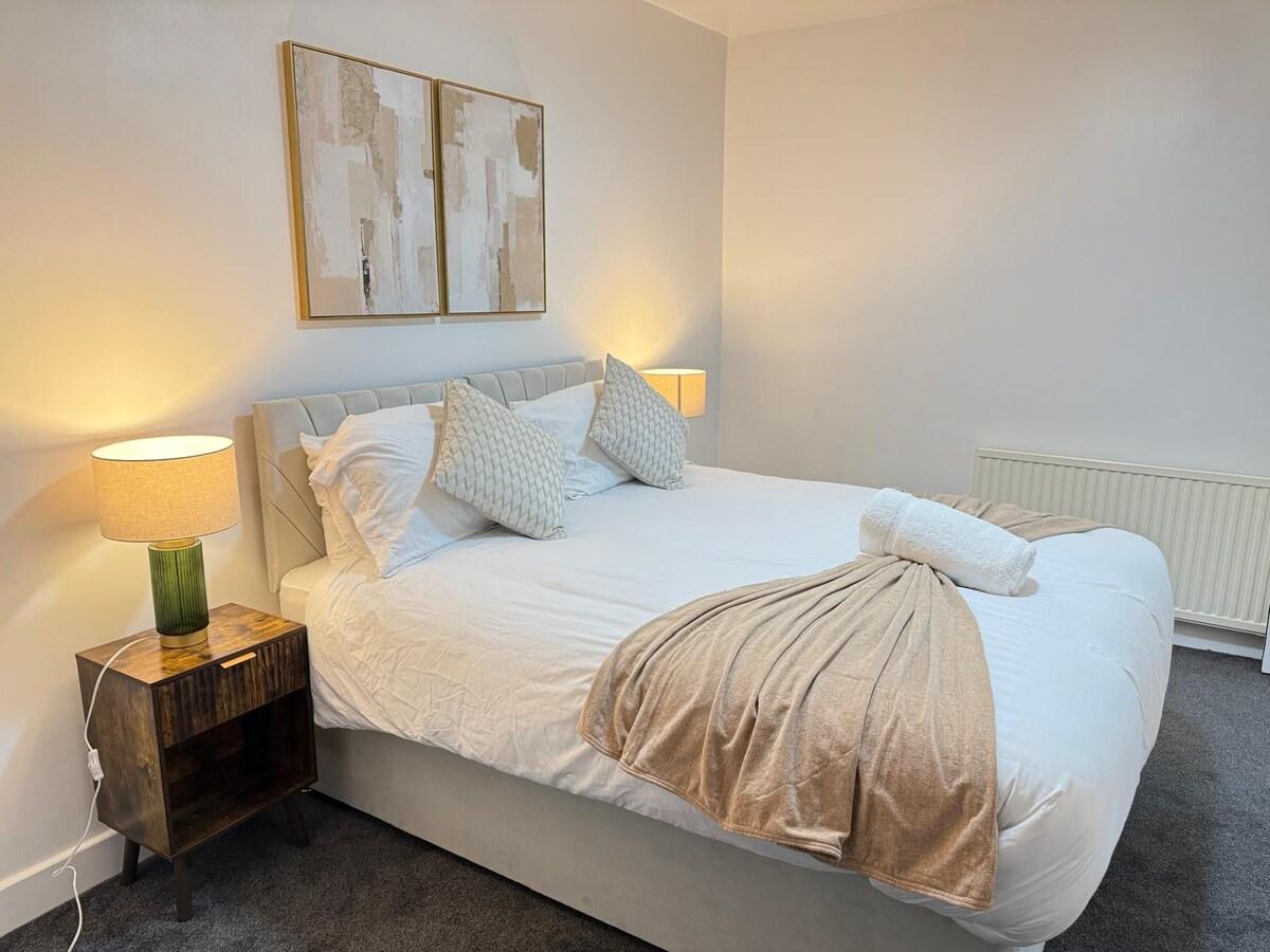 Spacious 4 Bed Home | Garden & Private Parking4