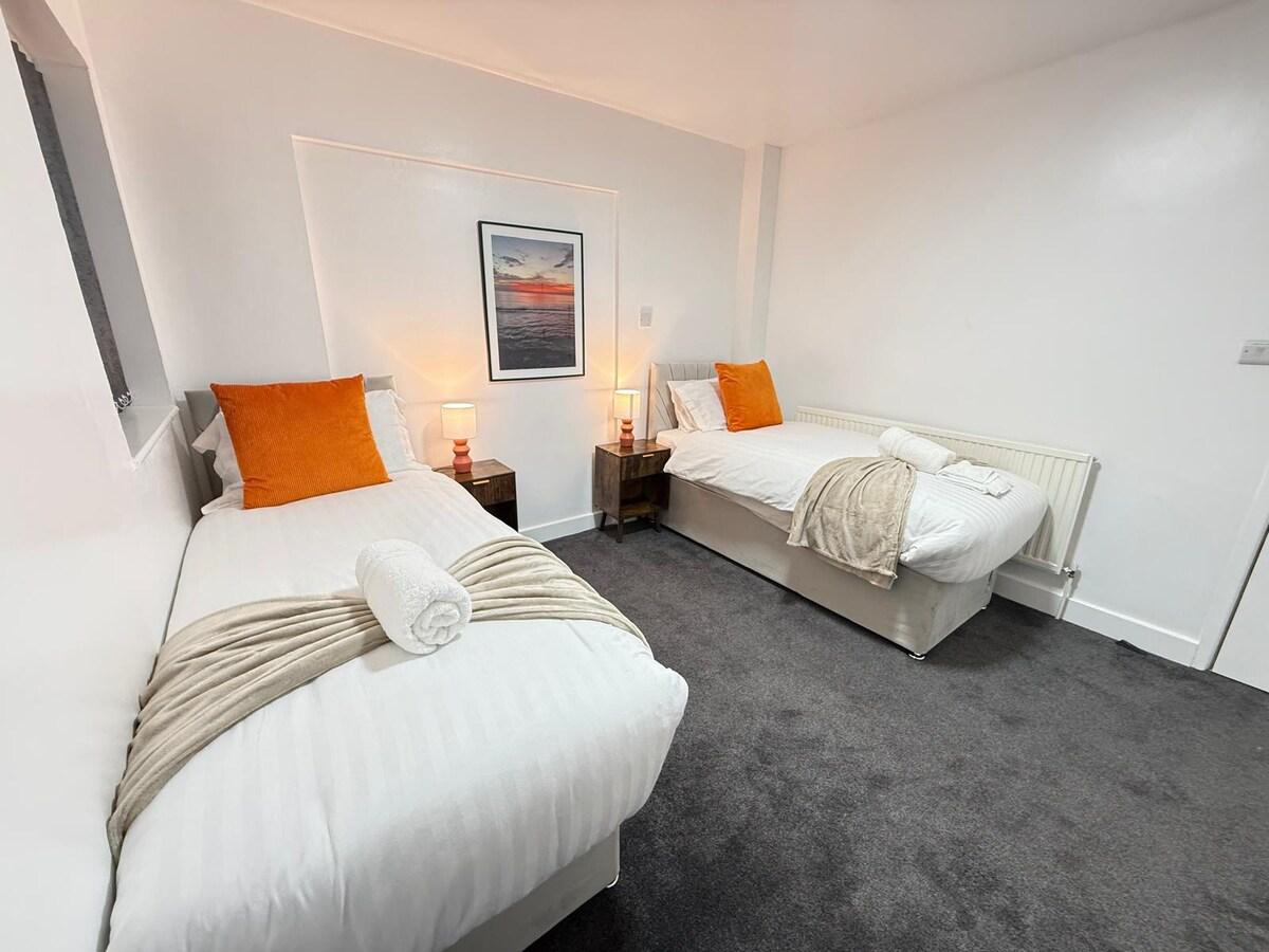 Spacious 4 Bed Home | Garden & Private Parking5