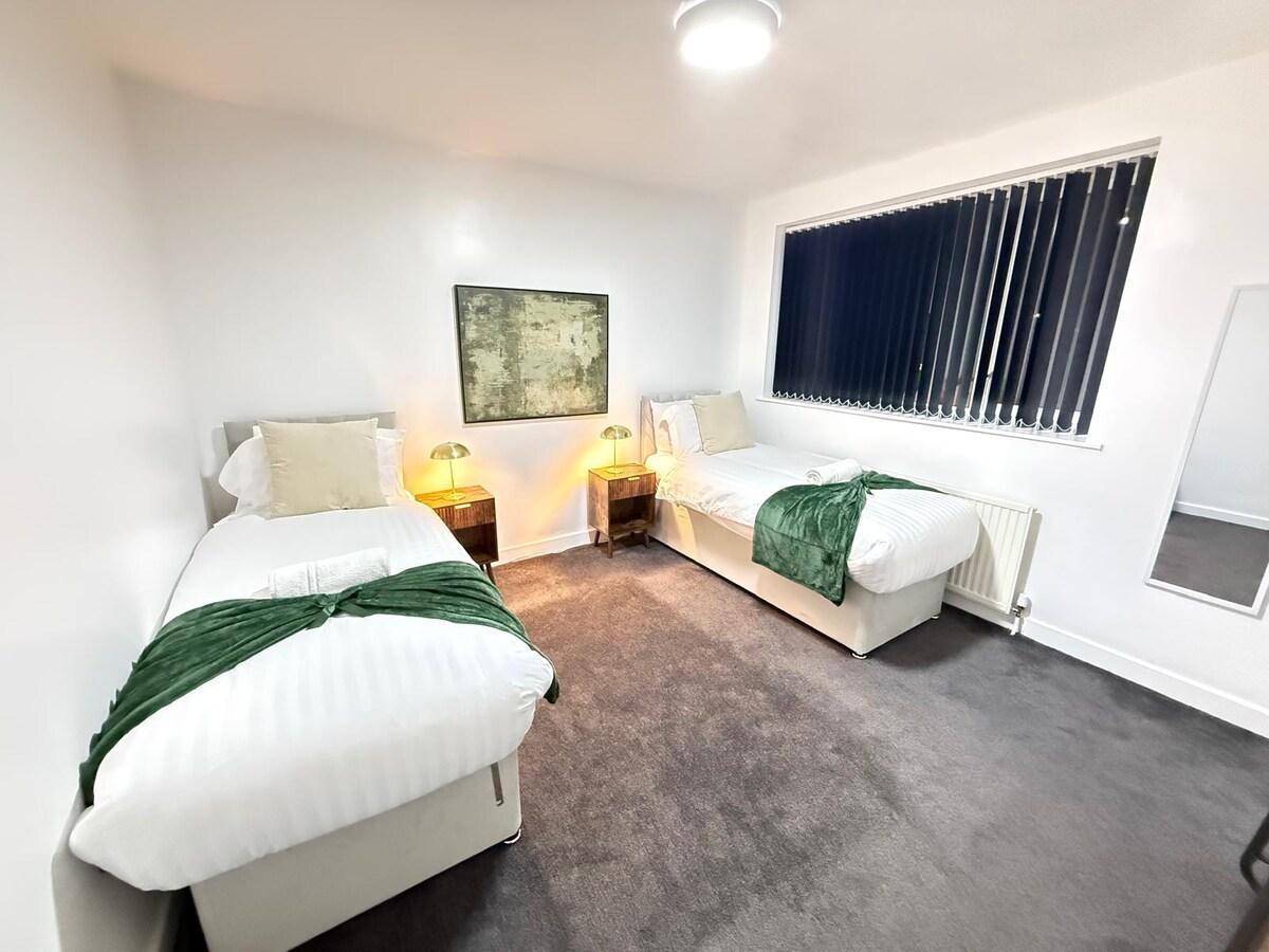 Spacious 4 Bed Home | Garden & Private Parking6